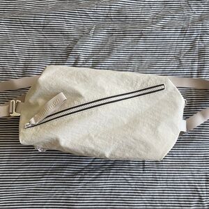 lululemon fast track 2 bag